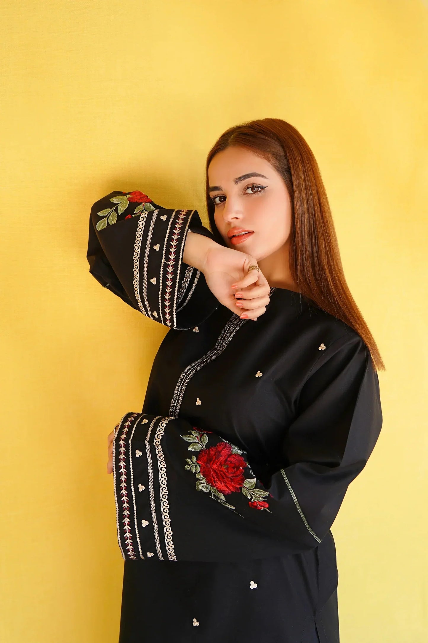 Black Embroidered Women's 2-Piece Dhanak Suit